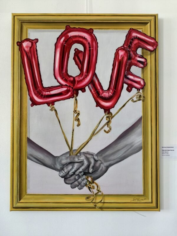 Liebe trägt uns. Zwei Hände halten gemeinsam Luftballons in Love Form