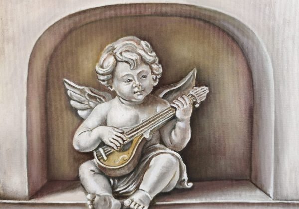 Ein weißer Engel sitzt in einer Nische und spielt auf einer Gitarre